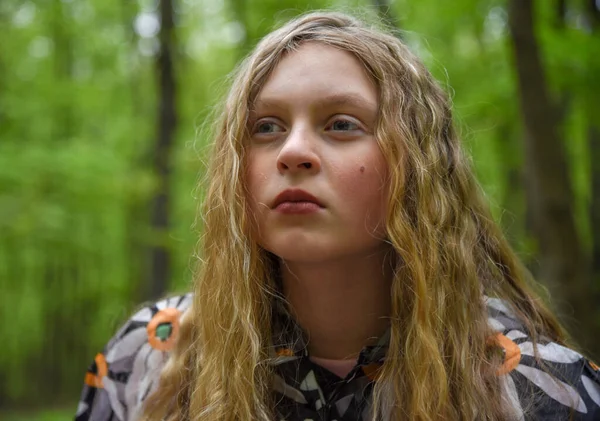 Retrato Una Adolescente Con Labios Brillantemente Pintados Cabello Rubio Ondulado — Foto de Stock