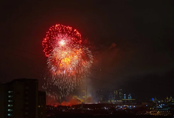 Kleurrijk Vuurwerk Boven Moskou Nachts Heldere Bloemen Bloeien Donkere Lucht — Stockfoto