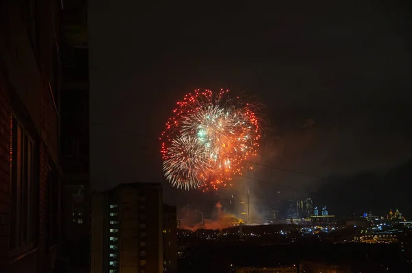 Kleurrijk Vuurwerk Boven Moskou Nachts Heldere Bloemen Bloeien Donkere Lucht — Stockfoto