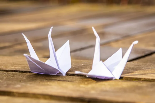 Dois Guindastes Origami Fundo Madeira Símbolo Paz Esperança Foco Seletivo — Fotografia de Stock