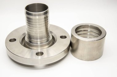 Grupta çelik kaynaklama donanımı. Flanj, çalı gibi. Yüksek basınçlı hortumların ayrıntıları..