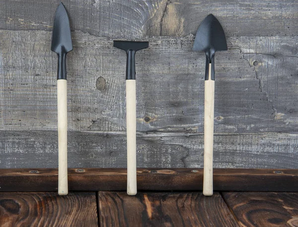 Garden Tools Shovels Rakes Stand Gray Wooden Wall Equipment Gardening — Stock Photo, Image