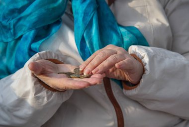 Yaşlı bir kadının elleri küçük Rus paralarını sayar. Yoksulluk ve yaşamak için para eksikliği kavramı..