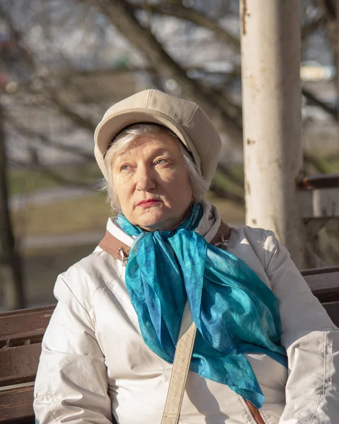 Eine Elegante Ältere Frau Mit Modischer Baskenmütze Lehnt Einer Säule — Stockfoto