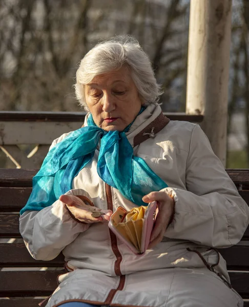 Eine Traurige Alte Frau Sitzt Mit Leerem Portemonnaie Und Wechselgeld — Stockfoto