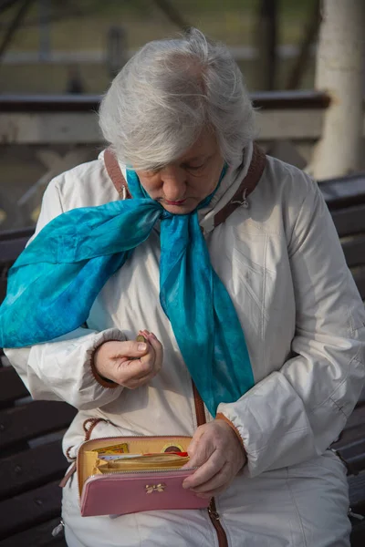 Eine Traurige Rentnerin Von Jahren Sitzt Auf Einer Parkbank Und — Stockfoto