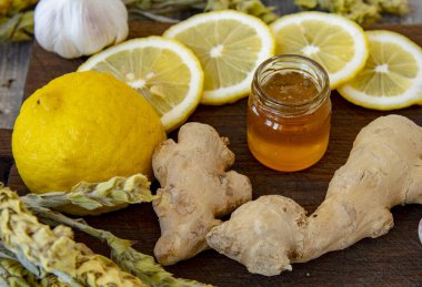 Kaba bir tahta üzerinde zencefil, limon, sarımsak ve Mursal çayı. Alternatif tıp.