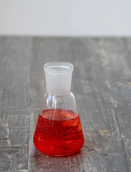 Balão Cônico Vidro Médico Com Líquido Vermelho Uma Superfície Madeira — Fotografia de Stock