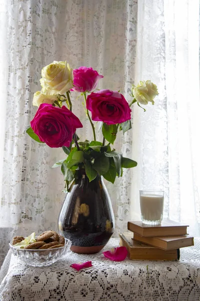 Vintage Stillleben Verblassende Weiße Und Purpurrote Rosen Einer Vase Eine — Stockfoto