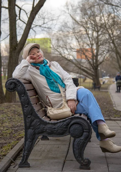 Eine Elegant Gekleidete Alte Frau Sitzt Auf Einer Bank Einer — Stockfoto