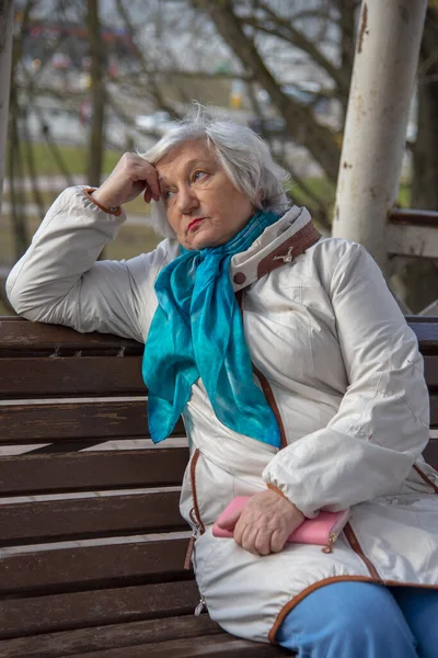 Sad Elderly Lady Sitting Park Bench Pink Purse Her Hands — Stock Photo, Image