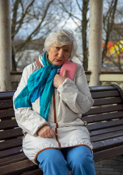 Sad Elderly Lady Sitting Park Bench Pink Purse Her Hands — Stock Photo, Image