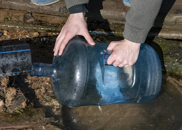 Erkeklerin Elleri Litrelik Plastik Şişeyi Pınardan Temiz Suyla Doldurur — Stok fotoğraf