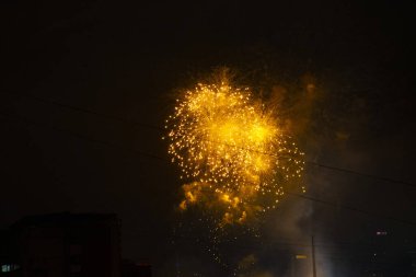 Geceleri Moskova üzerinde renkli havai fişekler. Mutluluğun sembolü..