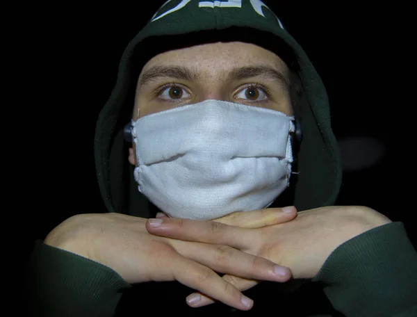 Młodzieniec w medycynie. Maska i kaptur. Epidemia koronawirusa — Zdjęcie stockowe