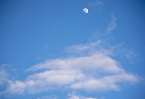 Cielo Azul Brillante Con Densas Nubes Blancas Una Luna Blanca — Foto de Stock