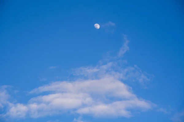 Φωτεινός Γαλάζιος Ουρανός Πυκνά Λευκά Σύννεφα Και Λευκό Φεγγάρι Αντιγραφή — Φωτογραφία Αρχείου