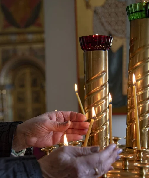 Ζαρωμένα Χέρια Μιας Ηλικιωμένης Γυναίκας Τοποθετούν Κεριά Ένα Κηροπήγιο Ναού — Φωτογραφία Αρχείου