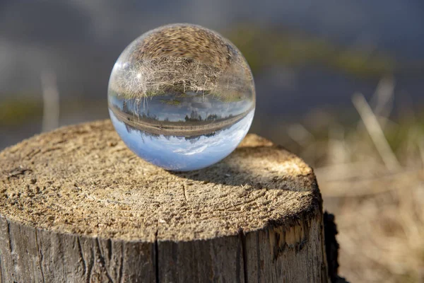 Immagine Invertita Del Fiume Delle Sue Rive Una Palla Vetro — Foto Stock