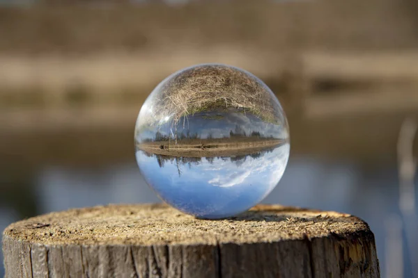 Omgekeerd Beeld Van Rivier Haar Oevers Een Glazen Bol Een — Stockfoto