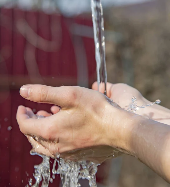 Sterke Mannelijke Handen Onder Een Stroom Van Water Een Wazig — Stockfoto