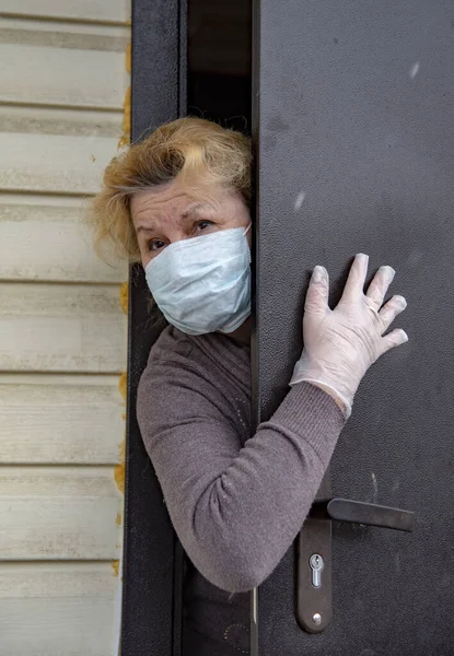 Una Donna Anziana Con Una Maschera Protettiva Medica Guanti Gomma — Foto Stock
