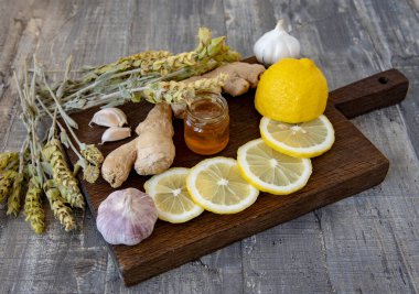 Zencefil, limon, sarımsak ve tahta üzerinde Mursal çayı. 