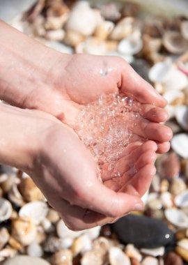 Erkek eli suyun altında .