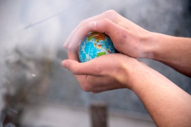 Duman tüm dünyayı kaplıyor, insanların elinde yatıyor.. 