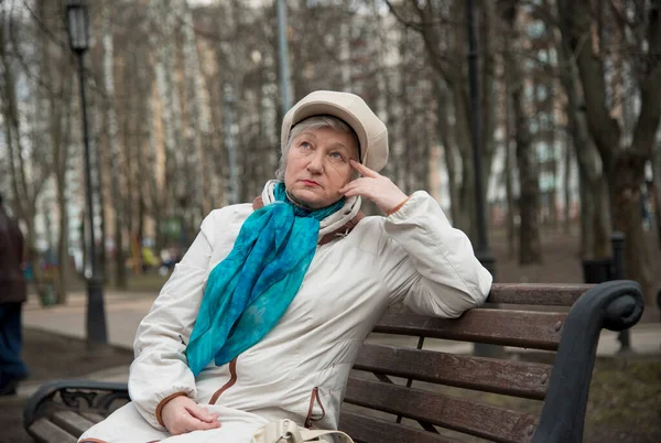 エレガントな服を着た老女が公園の路地のベンチに座っている 活動的な長寿 — ストック写真