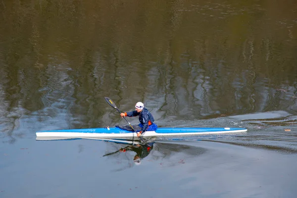 Région Moscou Russie Avril 2020 Une Femme Sur Kayak Flottant — Photo