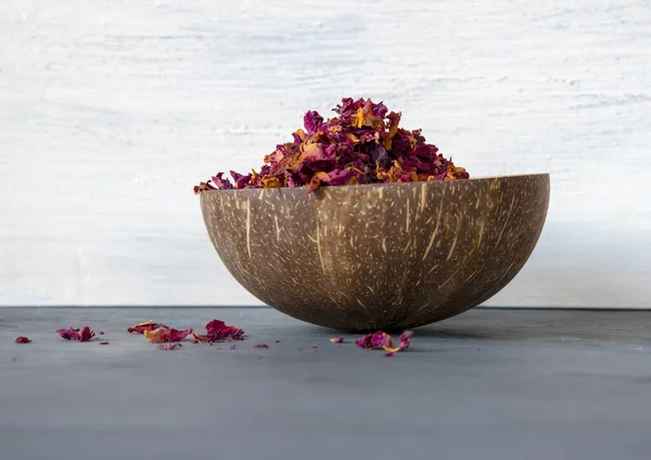 Tazón Texturizado Coco Lleno Pétalos Rosa Secos Sobre Fondo Madera — Foto de Stock