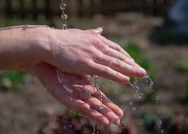 Sterke Mannelijke Handen Onder Een Stroom Van Water Een Wazig — Stockfoto