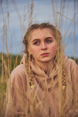 Genç bir kızın dikey portresi, kulaklarından yapılmış..