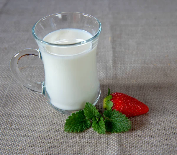 Чашка Молока Клубника Мятные Листья Серой Льняной Скатерти Здоровое Питание — стоковое фото