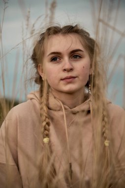 Genç bir kızın dikey portresi, kulaklarından yapılmış..