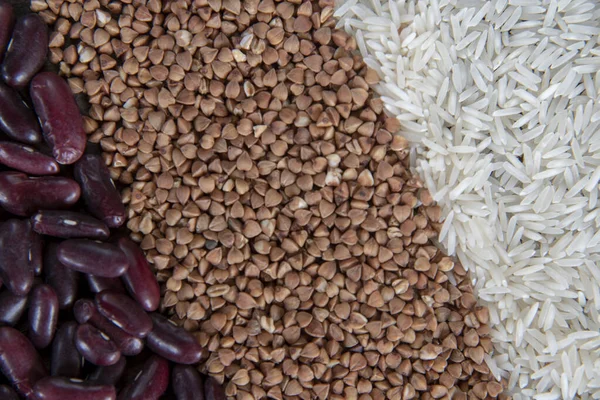 Als Hintergrund Werden Roher Reis Buchweizen Und Bohnen Streifen Ausgelegt — Stockfoto