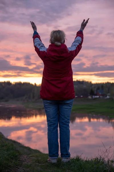 Foto Van Een Vrouw Die Een Heuvel Boven Een Rivier — Stockfoto