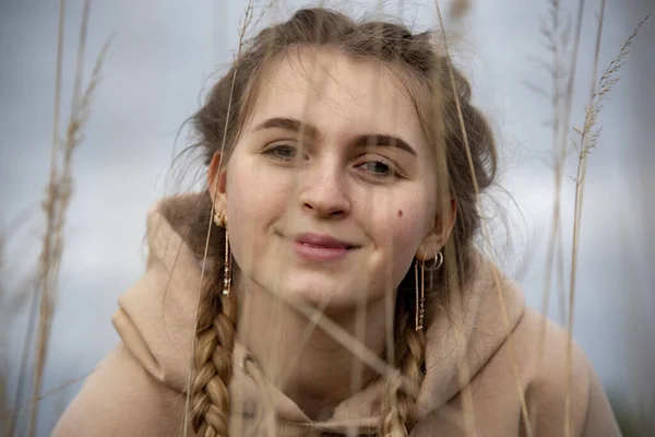 耳を通して作られた10代の少女の水平肖像画 — ストック写真