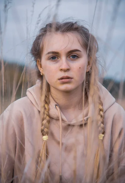 Κάθετη Προσωπογραφία Μιας Έφηβης Φτιαγμένης Μέσα Από Αυτιά — Φωτογραφία Αρχείου