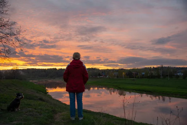 Foto Van Een Vrouw Die Een Heuvel Boven Een Rivier — Stockfoto