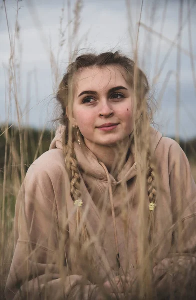 Retrato de una adolescente, hecho a través de las orejas . — Foto de Stock