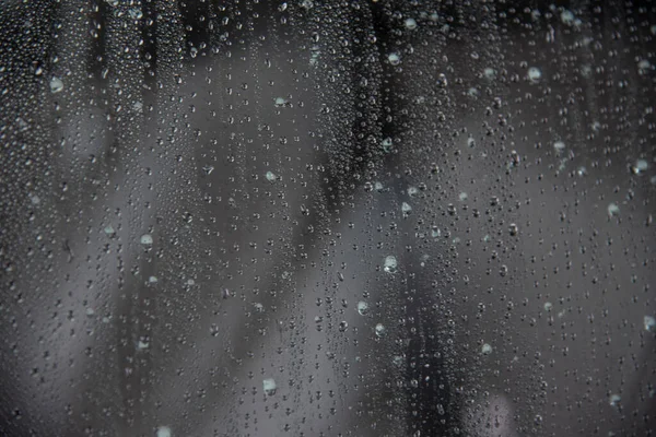 背景として水滴で覆われたフルフレームの車のガラス テキスト デザインのためのコピースペース — ストック写真