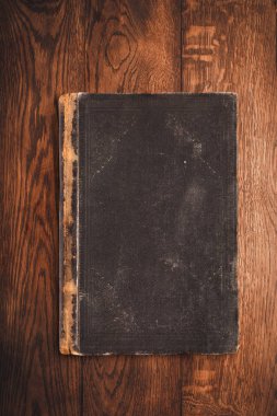 Defteri'ni yığın kitap üzerine kitap işareti eski ahşap zemin, studio resim üzerine orta