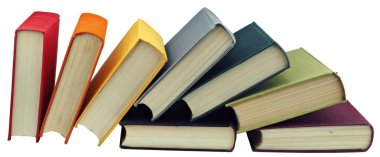 İzole beyaz arka plan üzerinde renkli gerçek kitap yığını