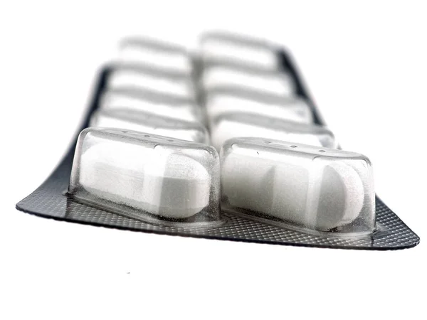 Pillen in aluminium blisterverpakking geïsoleerd op witte achtergrond — Stockfoto