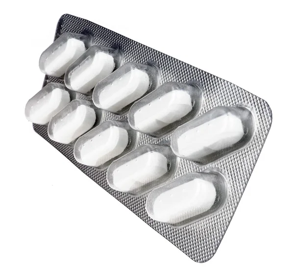 Tabletki w aluminiowym blistrze odizolowane na białym tle — Zdjęcie stockowe