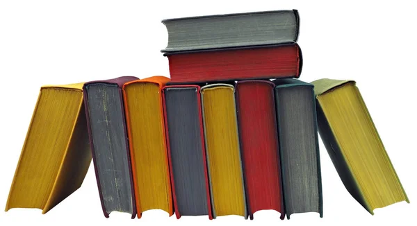 İzole beyaz arka plan üzerinde renkli gerçek kitap yığını — Stok fotoğraf