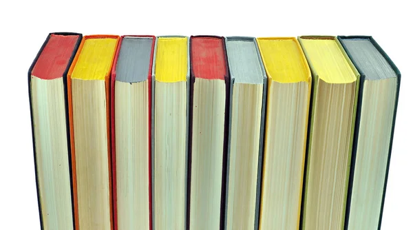 İzole beyaz arka plan üzerinde renkli gerçek kitap yığını — Stok fotoğraf