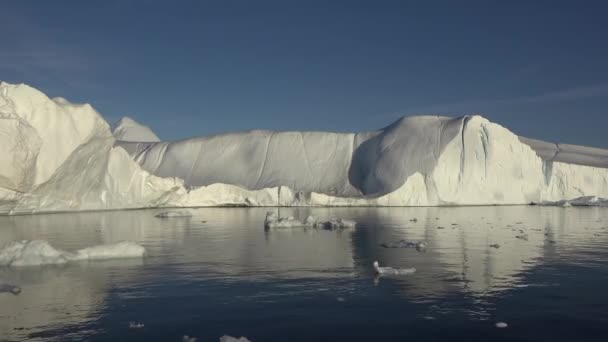 Plachtění Podél Obrovský Ledovec Který Osvětlena Paprsky Zapadajícího Slunce Oblasti — Stock video